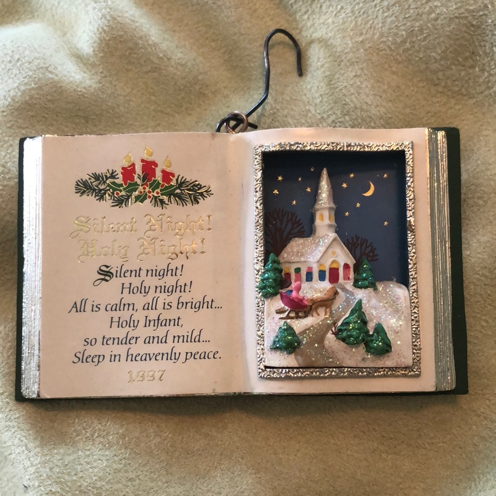 CARLTON CHRISTMAS ORNAMENT: BOOK OF CAROLS: SILENT NIGHT, HOLY NIGHT 5th